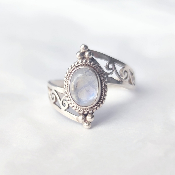 Moonstone & sterling silver ring with open scrollwork band - Picture 3 of 9